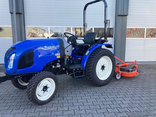 Aflevering 2022: <br/> New Holland Boomer 40 HST Euro7 met Sicma maaidek