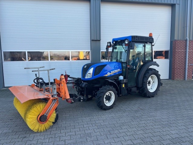 Aflevering 2024: <br/> New Holland T4.80N gebr. en veegmachine