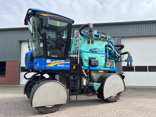 Aflevering 2026: <br/> New Holland Braud 9090X met spuit gebr.